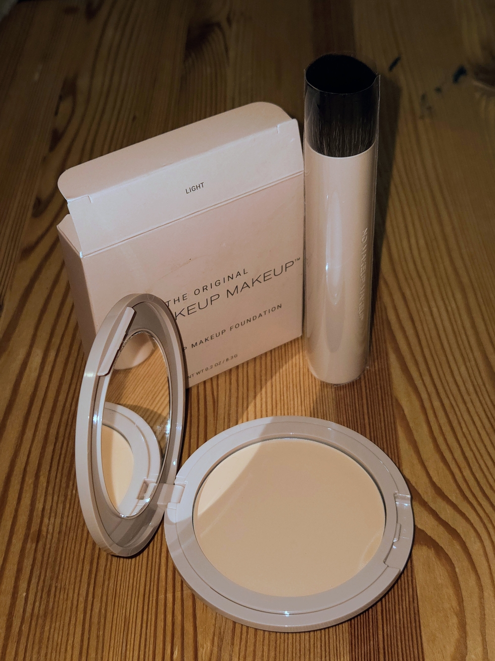 No Makeup Makeup Compact (Shade Light) and Foundation Brush
